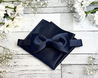 Acessórios de casamento em cetim meia-noite: gravatas, laços, gravatas borboleta e abotoaduras combinando.