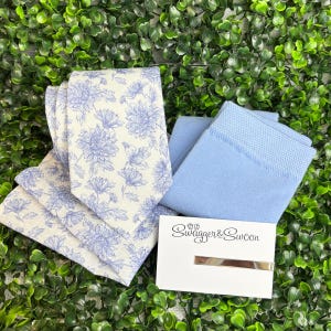 Ensemble de mariage en lin bleu fleuri : coffret cadeau - cravate, pochette de costume, chaussettes et accessoires