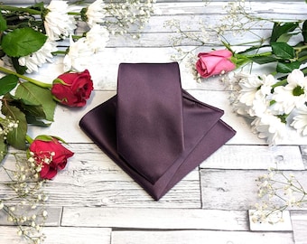 Acessórios de casamento em cetim ameixa: gravatas, laços, gravatas borboleta e abotoaduras combinando.