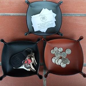 Valet Tray, Dresser Valet, Piccolo servomuto da 5 pollici per 5 pollici Fatto a mano negli Stati Uniti utilizzando pelle di cactus, pelle vegana al 100%, approvato peta
