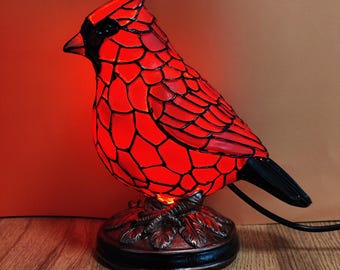 Lámpara de cardenal de vitral: luz de acento conmemorativa del pájaro rojo