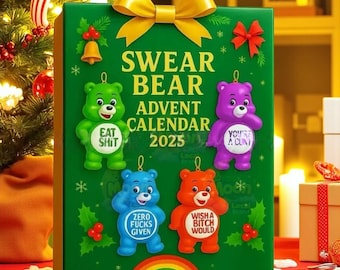 以下が含まれることがあります： 「SWEAR BEAR ADVENT CALENDAR 2025」と書かれた黄色のリボンが付いた緑色の箱。ユーモラスなフレーズが書かれた4つのカラフルなクマのオーナメントがあります。下部には虹があります。背景にはクリスマスの飾りがあります。