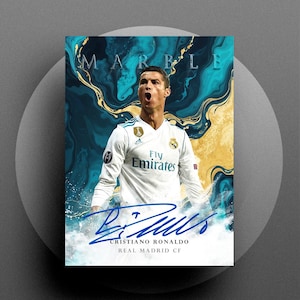 Może przedstawiać: Plakat z Cristiano Ronaldo w białej koszulce z logo Fly Emirates. Tło ma marmurowy wzór w kolorach turkusowym i złotym. Plakat zawiera podpis Ronaldo i tekst "CRISTIANO RONALDO REAL MADRID CF".