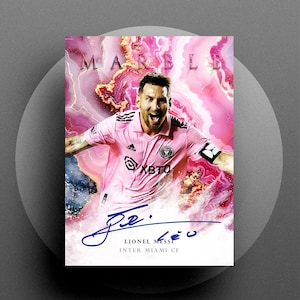 Könnte beinhalten: Ein rosa-weißes Marmordesign mit einem Porträt von Lionel Messi in einem Trikot von Inter Miami CF. Das Bild enthält Messis Unterschrift und den Text "MARBLE". Der Hintergrund hat einen rosa-goldenen Marmoreffekt.
