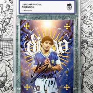 Peut inclure: Carte de collection gradée de Diego Maradona en maillot argentin. La carte présente un fond bleu et blanc avec le texte "Don Diego Armando Maradona" et sa signature. La carte est dans un étui de protection transparent.