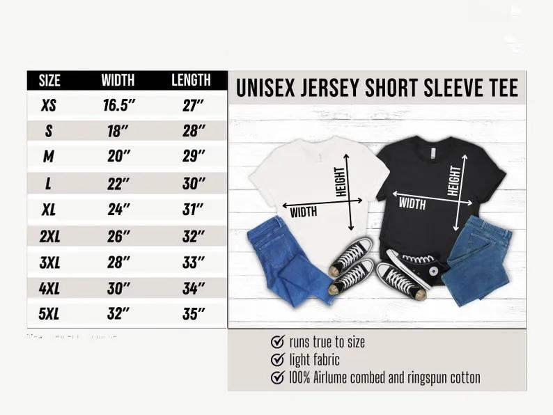 Op de afbeelding: Een wit en zwart Unisex Jersey Short Sleeve Tee met afmetingen en maattabel. De tabel toont maten XS tot 5XL met bijbehorende breedte- en lengtematen in cm. De afbeelding bevat ook een blauwe jeans en sneakers.