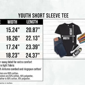 Op de afbeelding: Zwart T-shirt met korte mouwen voor jongeren met maattabel. Afmetingen in cm: S (38,7 cm breedte, 53 cm lengte), M (41,3 cm breedte, 56,2 cm lengte), L (43,8 cm breedte, 59,4 cm lengte), XL (46,3 cm breedte, 61,9 cm lengte). Met afscheurbaar label, extra lichte stof en 100% gekamd katoen.