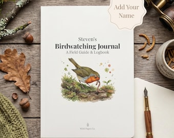 Puede incluir: Un diario de observación de aves con el texto "Steven's Birdwatching Journal A Field Guide & Logbook" y una ilustración de un pájaro. La imagen incluye binoculares, bellotas y hojas, creando una estética natural. El diario está rodeado de elementos naturales.