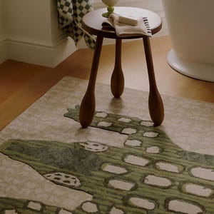 Tapete Anthropologie com estampa de leopardos em tons de rosa e creme, feito à mão, em lã da Nova Zelândia | Tapete personalizado para sala de estar com inspiração persa