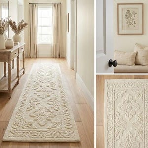 Puede incluir: Alfombra de pasillo rectangular color crema con un patr&oacute;n floral. La alfombra est&aacute; colocada en un pasillo con pisos de madera. El dise&ntilde;o de la alfombra presenta motivos florales en relieve y una superficie texturizada, agregando elegancia.
