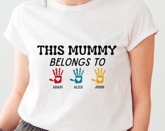 Diese Mumie gehört zu T-Shirt - Personalisierte Mumie Shirt mit Kindernamen - Diese Mumie gehört zu T-Shirt - Handabdruck Grafik-Hemd