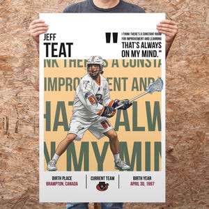 Puede incluir: Póster del jugador de lacrosse Jeff Teat con uniforme blanco y naranja, sosteniendo un palo de lacrosse. El texto incluye: "Creo que siempre hay espacio para la mejora y el aprendizaje. Eso siempre está en mi mente."
