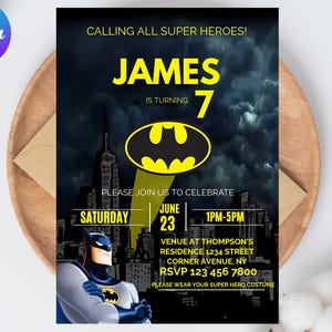 Op de afbeelding: Een Batman-thema verjaardagsuitnodiging met een stadsgezicht als achtergrond. De uitnodiging bevat de tekst "JAMES WORDT 7" in het geel, samen met het Batman-logo. De uitnodiging bevat ook evenementdetails.