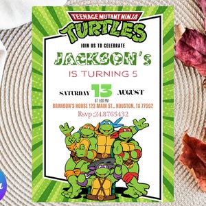Puede incluir: Una invitación de cumpleaños de las Tortugas Ninja con el texto "Únete a nosotros para celebrar que JACKSON CUMPLE 5 AÑOS". La invitación incluye la fecha, la hora y el lugar, con una imagen de dibujos animados de las tortugas.