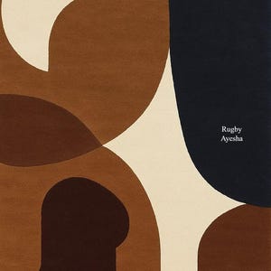 Op de afbeelding: Een modern vloerkleed met een abstract ontwerp. Het vloerkleed heeft grote, overlappende vormen in bruin-, cr&egrave;me- en marineblauwtinten. De tekst "Rugby Ayesha" staat in de rechter benedenhoek. Het vloerkleed is waarschijnlijk gemaakt van zacht materiaal.