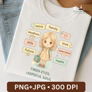 Pode incluir: Camiseta branca com uma ilustração de desenho animado de uma menina rodeada de palavras como "trabalho", "família" e "contas". O texto "TIRED EYES, HOPEFUL SOUL" está abaixo. A camiseta também inclui "PNG+JPG • 300 DPI".
