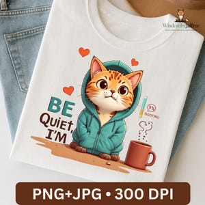 Puede incluir: Camiseta blanca con un gato de dibujos animados con una sudadera con capucha verde azulado, con el texto "BE QUIET, I'M" y una taza de café. El gato es naranja y blanco con ojos grandes. La camiseta también tiene el texto "BOOTING" y "PNG+JPG • 300 DPI".