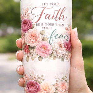 Elegancki kwiatowy papier do pakowania na kubek „Niech Twoja wiara będzie silniejsza niż Twoje lęki” | Inspirujący cytat z Pisma Świętego, przytulny wzór pastelowych róż na prezent