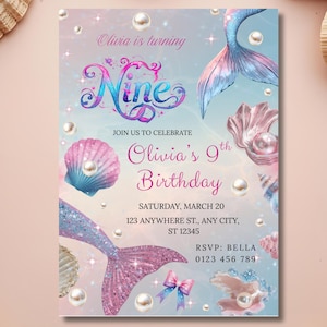 Könnte beinhalten: Eine rechteckige Geburtstagseinladungskarte mit Meerjungfrauen-Motiv auf einem blau-rosa Farbverlaufshintergrund. Der Text lautet: Olivia is turning Nine, JOIN US TO CELEBRATE Olivia's 9th Birthday, SATURDAY, MARCH 20, 123 ANYWHERE ST., ANY CITY, ST 12345, RSVP: BELLA 0123 456 789. Sie enthält Illustrationen von Meerjungfrauenschwänzen, Muscheln, Perlen und einer kleinen Schleife.
