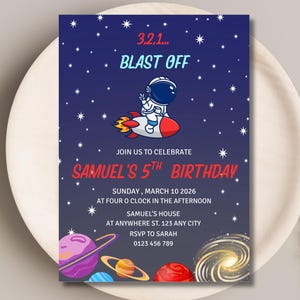 Könnte beinhalten: Einladung zum 5. Geburtstag von Samuel mit Weltraum-Thema. Sie zeigt einen Astronauten auf einer Rakete vor einem sternenübersäten blauen Hintergrund. Der Text enthält "3,2,1... BLAST OFF" und die Veranstaltungsdetails.