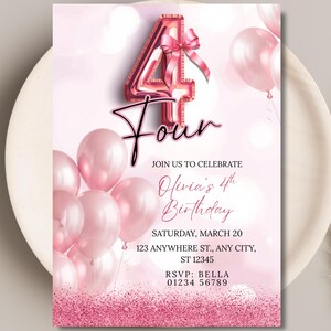 Könnte beinhalten: Rosa Geburtstagseinladung mit einem großen "4" Ballon, dem Wort "Four" und rosa Ballons. Die Einladung enthält den Text "Join us to celebrate Olivia's 4th Birthday" und Veranstaltungsdetails.