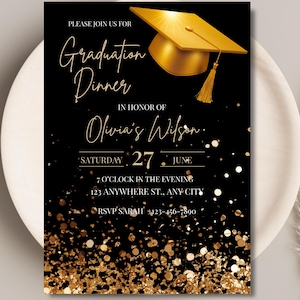 Könnte beinhalten: Eine schwarze Einladungskarte zum Abschlussessen mit einer goldenen Doktorhut-Grafik und Quaste oben rechts. Der Text lautet: PLEASE JOIN US FOR Graduation Dinner IN HONOR OF Olivia's Wilson SATURDAY 27 JUNE 7 O'CLOCK IN THE EVENING 123 ANYWHERE ST., ANY CITY RSVP SARAH 123-456-7890. Der untere Bereich ist mit goldenem Glitzer verziert.