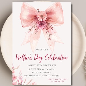 Könnte beinhalten: Einladung zur Muttertagsfeier mit einem Aquarellbogen und floralen Akzenten. Die Einladung enthält Veranstaltungsdetails: Datum, Uhrzeit, Ort und RSVP-Informationen. Der Bogen ist rosa und der Text in einem passenden Rosaton.