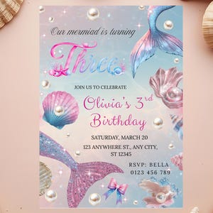 Op de afbeelding: Een rechthoekige verjaardagsuitnodiging met een zeemeermin-thema op een blauwe en roze gradiëntachtergrond. De tekst luidt: Our mermaid is turning Three, JOIN US TO CELEBRATE, Olivia's 3rd Birthday, SATURDAY, MARCH 20, 123 ANYWHERE ST., ANY CITY, ST 12345, RSVP: BELLA 0123 456 789. Het ontwerp bevat illustraties van een zeemeerminstaart, schelpen, parels en een strik.