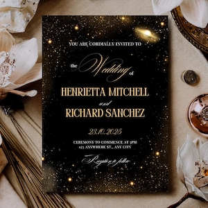 Könnte beinhalten: Schwarze Hochzeitseinladung mit goldenem Text und Sternenhintergrund. Die Einladung lautet: "Sie sind herzlich zur Hochzeit von Henrietta Mitchell und Richard Sanchez eingeladen", mit Datum und Zeremoniedetails.