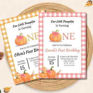 Könnte beinhalten: Zwei Geburtstagseinladungen mit Kürbisillustrationen. Eine ist gelb kariert, die andere rosa. Der Text lautet "Our Little Pumpkin Is Turning ONE" und enthält Party-Details: Datum, Uhrzeit und Ort.