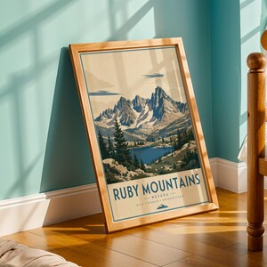 Może przedstawiać: Oprawiony pionowy wydruk artystyczny z ilustracją krajobrazu gór Ruby Mountains w Nevadzie. Obraz przedstawia ośnieżone szczyty, niebieskie jezioro i drzewa iglaste. Tekst głosi RUBY MOUNTAINS NEVADA WILD RUGGED UNFORGETTABLE.