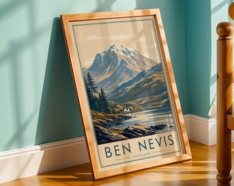 Op de afbeelding: Een ingelijste prent met een landschap van Ben Nevis, Schotland. Het kunstwerk toont een bergketen met besneeuwde toppen, een serene meer en weelderige groene bomen. De prent zit in een houten lijst en leunt tegen een muur.