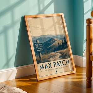 Könnte beinhalten: Ein gerahmter vertikaler Kunstdruck mit einer Landschaftsillustration von Max Patch in North Carolina. Das Bild zeigt einen Bergpfad, Kiefern und ein Schild mit der Aufschrift MAX PATCH ELEV. 4.629 FT. PISGAH NATIONAL FOREST.