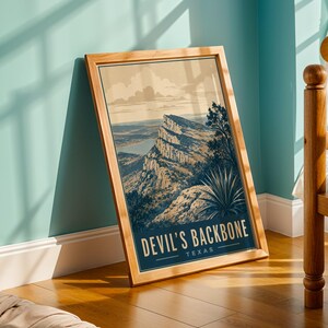Könnte beinhalten: Ein gerahmter vertikaler Kunstdruck mit einer Landschaftsillustration des Devil's Backbone in Texas. Das Bild zeigt einen felsigen Bergrücken, einen entfernten See und Wüstenvegetation unter einem bewölkten Himmel, mit dem Text DEVIL'S BACKBONE TEXAS.