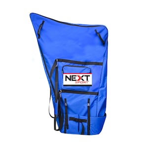 Puede incluir: Bolsa de equipamiento deportivo azul con correas y bolsillos negros. La bolsa tiene el texto "NEXT SPORT" en un rectángulo blanco con una franja roja. Tiene una correa para el hombro y varias hebillas.
