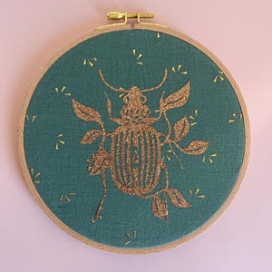 Peut inclure: Une tasse en céramique blanche avec une anse noire et le texte "But First, Coffee" dans un style manuscrit. La tasse est posée sur une surface blanche. La tasse mesure environ 10 cm de haut.