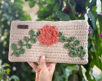 Handgjord virkad kuvertväska med blommor – 15 x 28 cm (5,9 x 11 tum)