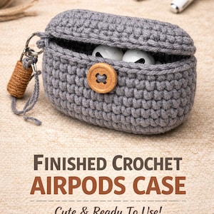 Può includere: Una custodia grigia all'uncinetto per Airpods con chiusura a bottone in legno. La custodia è aperta, rivelando Airpods bianche all'interno. Il testo "FINISHED CROCHET AIRPODS CASE" e "Cute & Ready To Use!" sono visualizzati sotto.