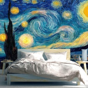 Puede incluir: Un dormitorio con una cama con edredón y almohadas de color claro. La pared detrás de la cama está adornada con un mural vibrante que representa "La noche estrellada" de Van Gogh, con remolinos azules, amarillos y blancos.