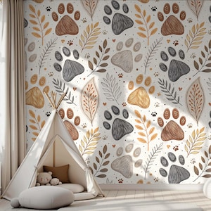 Könnte beinhalten: Ein Kinderzimmer mit einem weißen Tipi-Zelt und einem beigen Vorhang. Die Wand ist mit einem sich wiederholenden Muster aus Pfotenabdrücken, Blättern und Herzen in Braun-, Grau- und Goldtönen auf cremefarbenem Hintergrund dekoriert.
