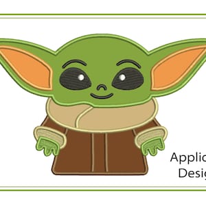 Könnte beinhalten: Ein Applikationsdesign mit einem grünen Alien-Charakter mit großen Ohren, schwarzen Augen und einem kleinen Lächeln. Die Figur trägt einen braunen Mantel mit einem beigefarbenen Kragen. Die Worte "Applique Design" stehen in der unteren rechten Ecke.
