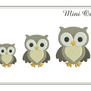 以下が含まれることがあります： 異なるサイズの3羽のグレーの刺繍されたフクロウ。フクロウは黄色いくちばしで、大きな黒い目があります。画像の上部に「Mini Owl」というテキストがあります。