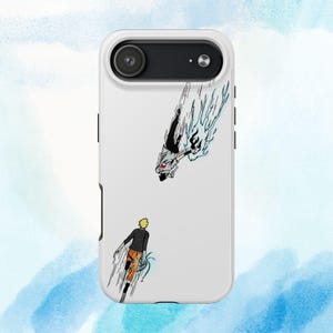 Op de afbeelding: Witte telefoonhoes met een manga-stijl illustratie. Het ontwerp toont een personage met stekelig geel haar en een oranje broek, tegenover een gestileerd wezen met een rood oog en een vloeiende, etherische vorm. De hoes heeft een camera-uitsparing.