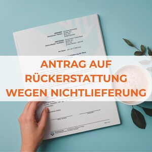 Może przedstawiać: Biały dokument z niemieckim tekstem, w tym "ANTRAG AUF RÜCKERSTATTUNG WEGEN NICHTLIEFERUNG", znajduje się na jasnoniebieskiej powierzchni. Widoczna jest dłoń trzymająca dokument. Na zdjęciu znajduje się również filiżanka kawy i gałązka liści.