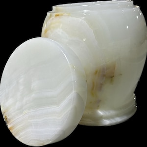 Witte onyx albasten natuurstenen pot met deksel, ideaal als koekjespot, 25 cm hoog en 25 cm breed.