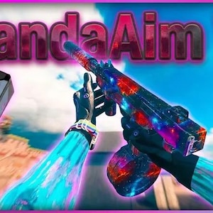 Op de afbeelding: Afbeelding met een zwart gaming-apparaat en een wapen met een galaxiethema in de handen. De tekst "PandaAim V7" is in roze en rood weergegeven. De achtergrond is een blauwe lucht met wolken.