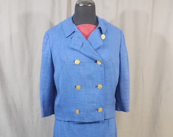 Jaren 60 Miller en Levine vintage blauw 3-delig zomerpak, rok, bolero-jasje en top in blauwe, rode en witte bies met strik.