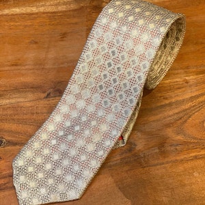 Front showing the tip of Vintage John Northman New York Tie Silver / Gray mesh silk knit tie over coral color silk backing Hand tailored loomed in Italy