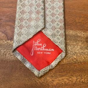 Back tip of Vintage John Northman New York Tie Silver / Gray mesh silk knit tie over coral color silk backing Hand tailored loomed in Italy