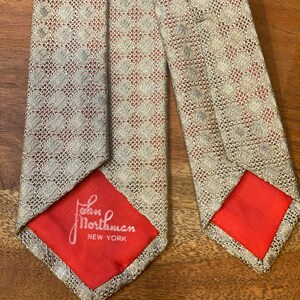 Back of Vintage John Northman New York Tie Silver / Gray mesh silk knit tie over coral color silk backing